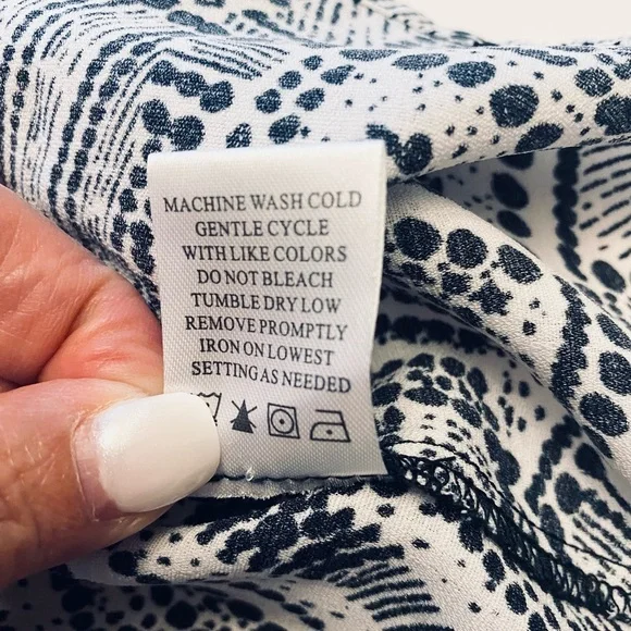 Adrienne Vittadini Geometric Black and White Women's Top - Picture 7 of 7